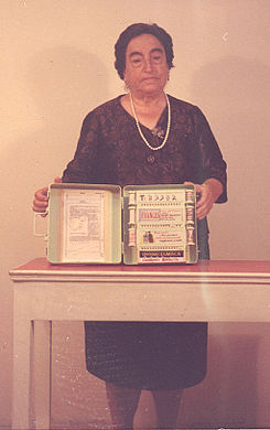 Ángela_Ruiz_Robles_con_la_Enciclopedia_Mecánica
